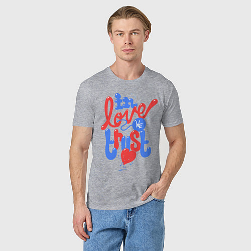 Мужская футболка In love we trust / Меланж – фото 3