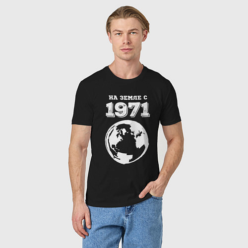 Мужская футболка На Земле с 1971 с краской на темном / Черный – фото 3
