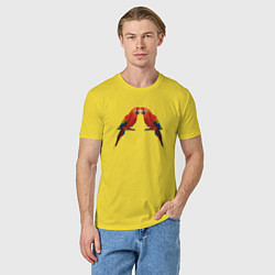 Футболка хлопковая мужская Пара красных попугаев, цвет: желтый — фото 2