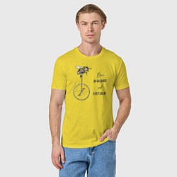Футболка хлопковая мужская Be in ballance and keep calm, цвет: желтый — фото 2