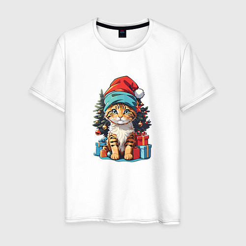 Мужская футболка Кот в новогодней шапке на фоне елки / Белый – фото 1