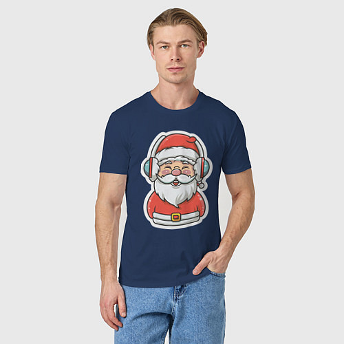 Мужская футболка Дед Мороз в наушниках / Тёмно-синий – фото 3