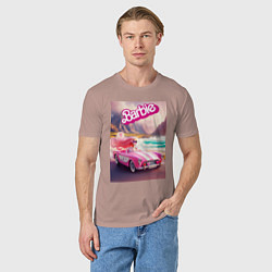 Футболка хлопковая мужская Барби в кабриолете на горной дороге, цвет: пыльно-розовый — фото 2