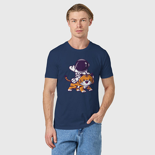 Мужская футболка Космонавт и тигр / Тёмно-синий – фото 3
