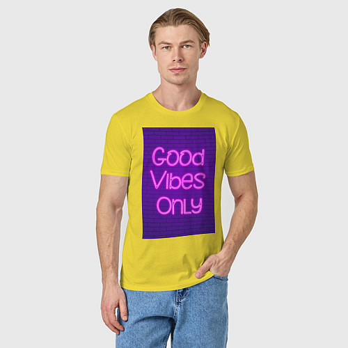 Мужская футболка Неоновая надпись good vibes only и кирпичная стена / Желтый – фото 3