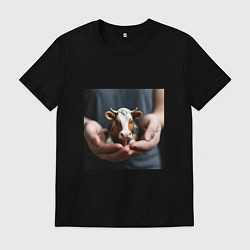 Мужская футболка Красивая мини корова в руках