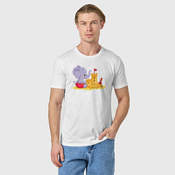 Футболка хлопковая мужская Слонёнок строит замок из песка, цвет: белый — фото 2