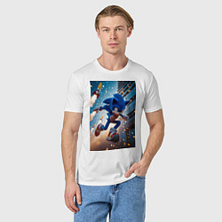 Футболка хлопковая мужская Соник убегает от летящих ракет, цвет: белый — фото 2
