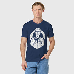 Футболка хлопковая мужская Врач с улыбкой и стетоскопом, цвет: тёмно-синий — фото 2