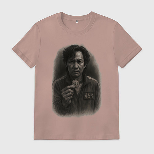 Мужская футболка Игрок 456 держит свой жетон - Игра в кальмара / Пыльно-розовый – фото 1