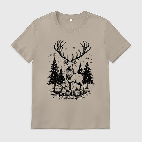 Мужская футболка Олень в новогоднем лесу / Миндальный – фото 1