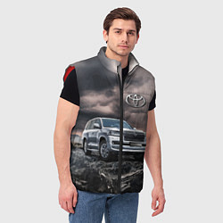 Мужской жилет Toyota Land Cruiser 200 среди скал, цвет: 3D-красный — фото 2