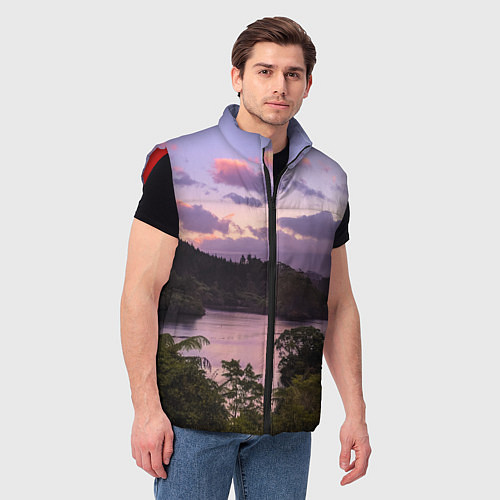 Мужской жилет Пейзаж вечерней реки и леса / 3D-Красный – фото 3