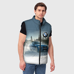 Мужской жилет Крутая бэха мчится по лесной дороге, цвет: 3D-черный — фото 2