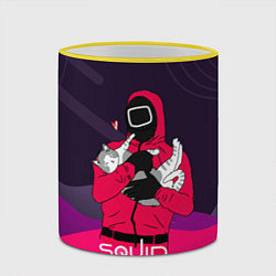 Кружка 3D Игра в кальмара - с милым котиком, цвет: 3D-желтый кант — фото 2