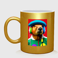 Кружка керамическая Капибара в наушниках и шляпе - нейросеть, цвет: золотой