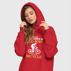 Женское худи-платье Никогда не недооценивайте старика с велосипедом, цвет: красный — фото 2