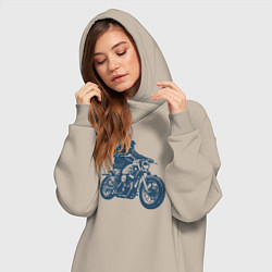 Женское худи-платье Ротвейлер байкер на мотоцикле чоппере, цвет: миндальный — фото 2