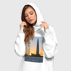 Женское худи-платье Небоскреб Лахта центра в Санкт-Петербурге, цвет: белый — фото 2