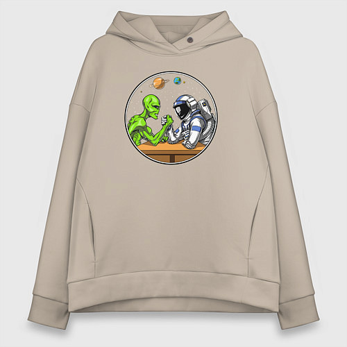 Женское худи оверсайз Армрестлинг пришелец против космонавта / Миндальный – фото 1