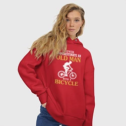 Толстовка оверсайз женская Никогда не недооценивайте старика с велосипедом, цвет: красный — фото 2