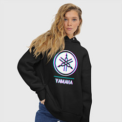 Толстовка оверсайз женская Значок Yamaha в стиле glitch, цвет: черный — фото 2