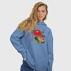 Толстовка оверсайз женская Красные хризантемы, цвет: мягкое небо — фото 2