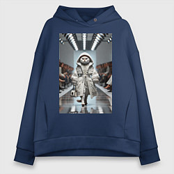 Толстовка оверсайз женская Кошка модель на подиуме в белом плаще дефиле живот, цвет: тёмно-синий