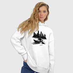 Толстовка оверсайз женская На каяке на фоне города, цвет: белый — фото 2