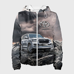 Женская куртка Toyota Land Cruiser 200 среди скал