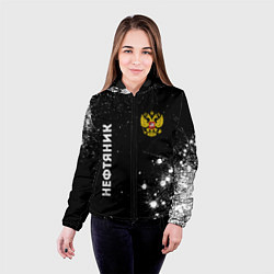 Куртка с капюшоном женская Нефтяник из России и герб РФ вертикально, цвет: 3D-черный — фото 2