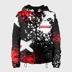 Женская куртка Хавал на фоне граффити и брызг красок