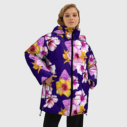 Куртка зимняя женская Цветы Розовые Гибискус и Оранжевые Ирисы На Синем, цвет: 3D-светло-серый — фото 2