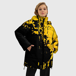 Куртка зимняя женская Пятна черной краски на желтом фоне, цвет: 3D-светло-серый — фото 2