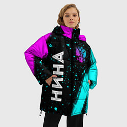 Куртка зимняя женская Нина и неоновый герб России вертикально, цвет: 3D-черный — фото 2