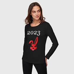 Лонгслив хлопковый женский Кролик 2023 суровый: символ и надпись, цвет: черный — фото 2