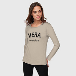 Лонгслив хлопковый женский Vera never alone - motto, цвет: миндальный — фото 2