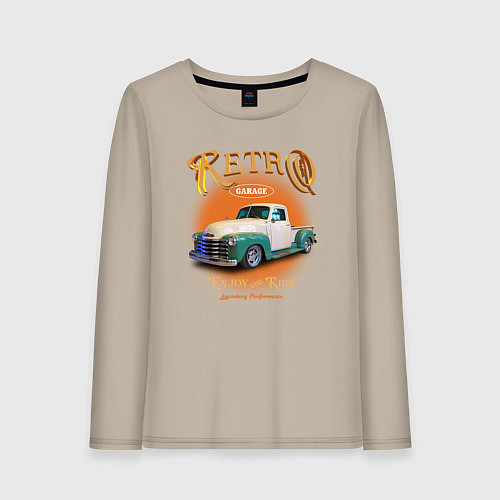Женский лонгслив Ретро гараж и автомобиль Chevrolet Thriftmaster / Миндальный – фото 1