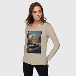 Лонгслив хлопковый женский Белый суперкар едет по аллее в город, цвет: миндальный — фото 2