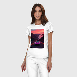 Пижама хлопковая женская Суперкар едет по дороге около океана, цвет: белый — фото 2