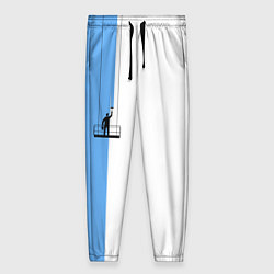 Женские брюки Моляр красит стену