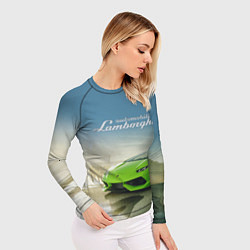 Рашгард женский Ламборджини на берегу океана, цвет: 3D-принт — фото 2
