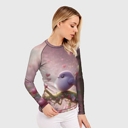 Рашгард женский Маленькая фиолетовая птица с сердечками и цветами, цвет: 3D-принт — фото 2