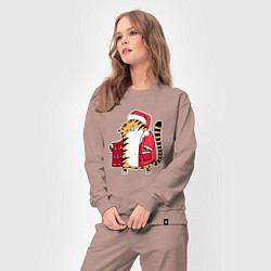 Костюм хлопковый женский Тигр тайно продает рыбу, цвет: пыльно-розовый — фото 2