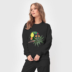 Костюм хлопковый женский Птица тукан с цветами и листьями, цвет: черный — фото 2