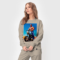Костюм хлопковый женский Arnold Schwarzenegger on a motorcycle -neural netw, цвет: миндальный — фото 2
