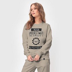 Костюм хлопковый женский Never underestimate the power of a engineer, цвет: миндальный — фото 2