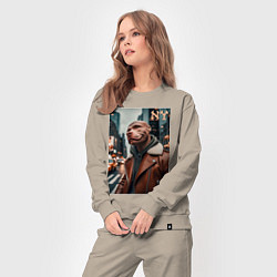 Костюм хлопковый женский Чувак питбуль смотрящий Нью-Йорка - нейроарт, цвет: миндальный — фото 2