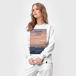 Костюм хлопковый женский Favorite city с городским пейзажем, цвет: белый — фото 2