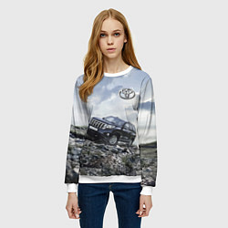 Свитшот женский Toyota Land Cruiser Prado на скальных камнях Mount, цвет: 3D-белый — фото 2